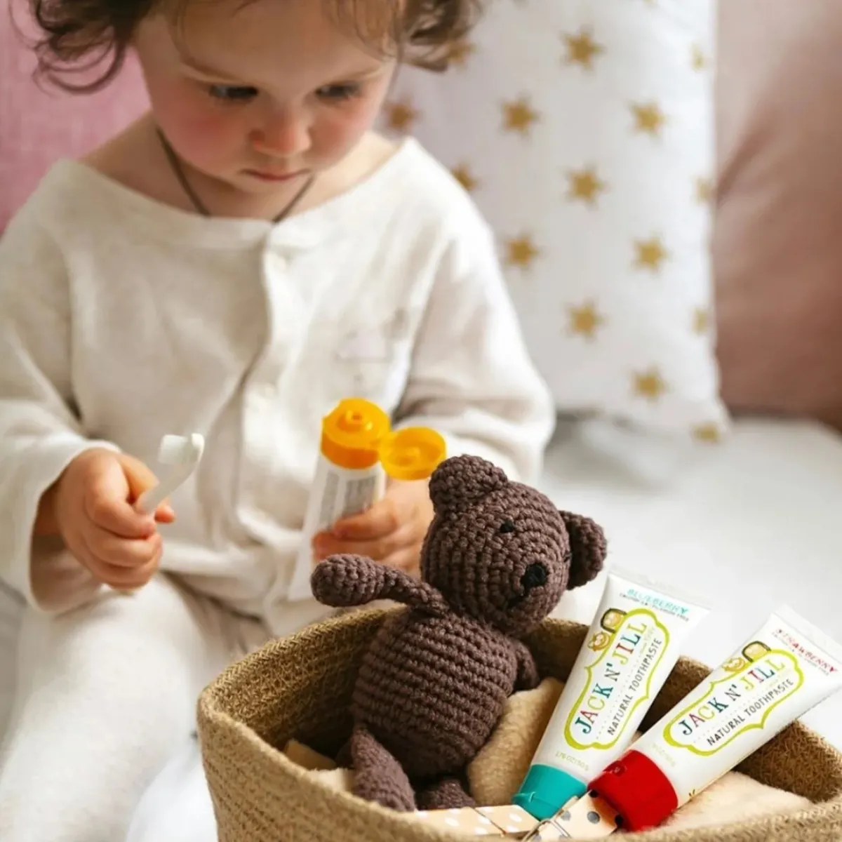 umyvanie-zubkov-bananova-pasta-macik-v-kosiku-jack-njill